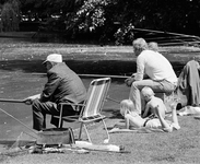 857858 Afbeelding van twee vissende mannen bij de vijver in het Wilhelminapark te Utrecht.